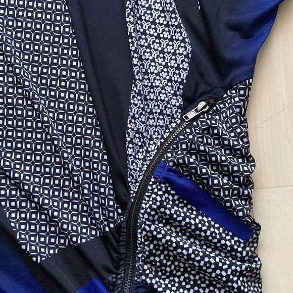 EUC tunic, ruched sides, longer length, front zip, abstract pattern, flattering - Picture 4 of 15